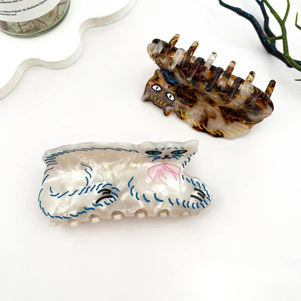 Elegant Persian Cat Hair Claw